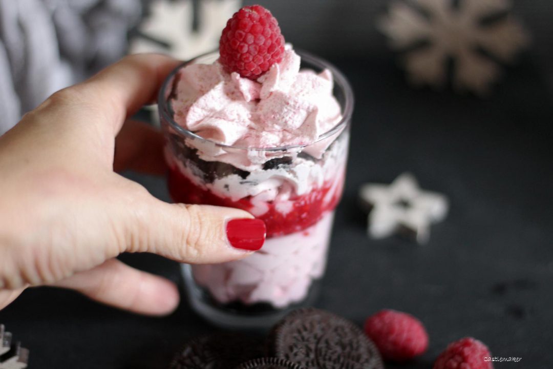 Leichtes Himbeermousse mit Oreo - Schichtdessert im Glas « Castlemaker ...