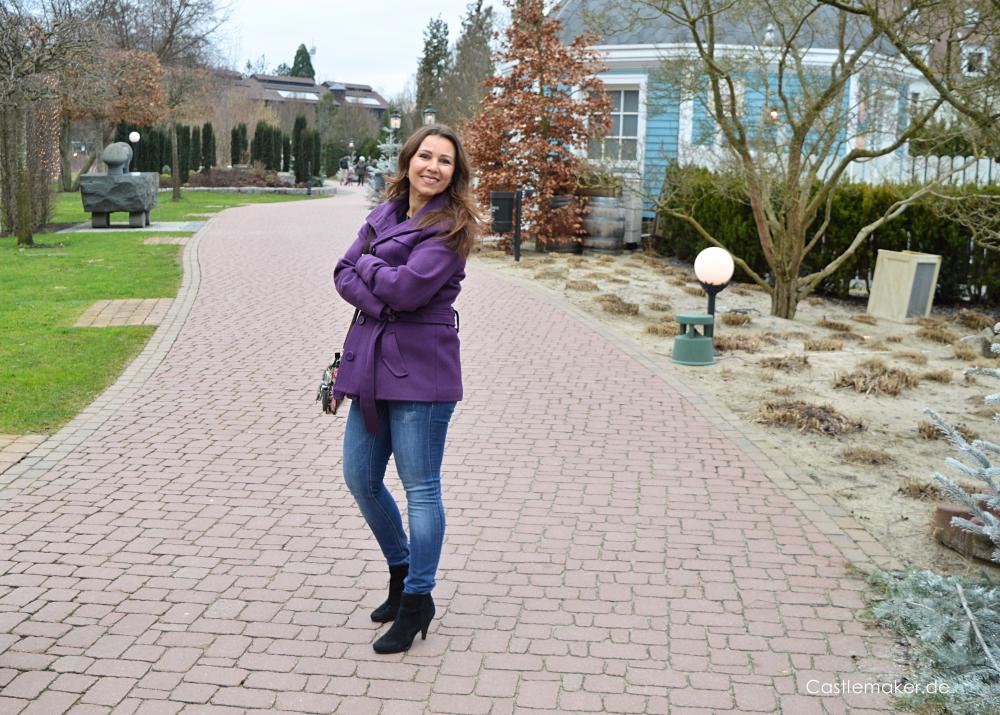 modetrend ultra violet lila kurzjacke kombinieren jeans und tulpenaermel bluse mode fuer frauen ab 40 Lifestyle-Blog Castlemaker