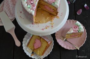 Blumentorte mit Ueberraschung innen Muttertagstorte Rezept Heart Tasty-Fill Cake Castlemaker Lifestyle-Blog Eiweisscreme fuer Tortenblumen