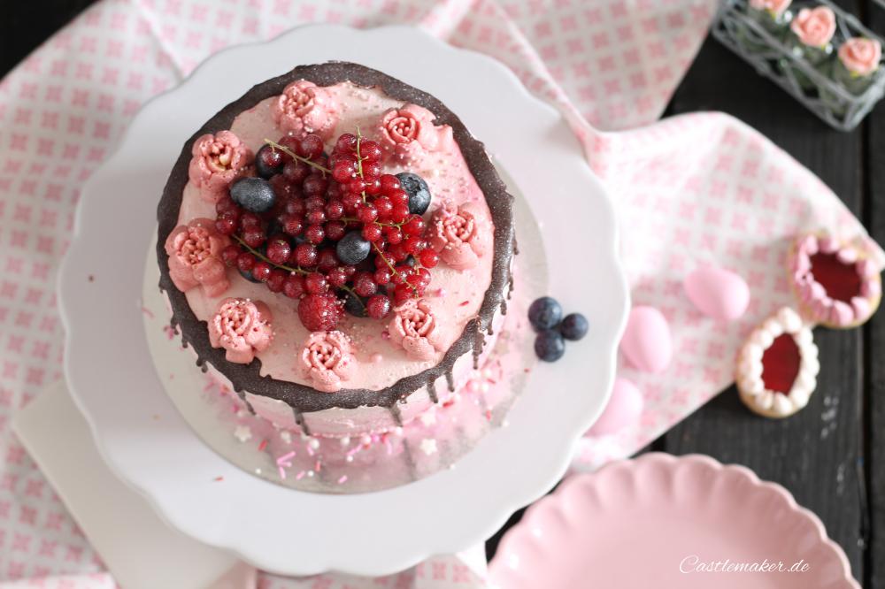 Rezept Fruchtige Torte im Ombre-Look mit Himbeeren Heidelbeeren Drip Cake mit Wiener Boden Castlemaker Lifestyle Blog