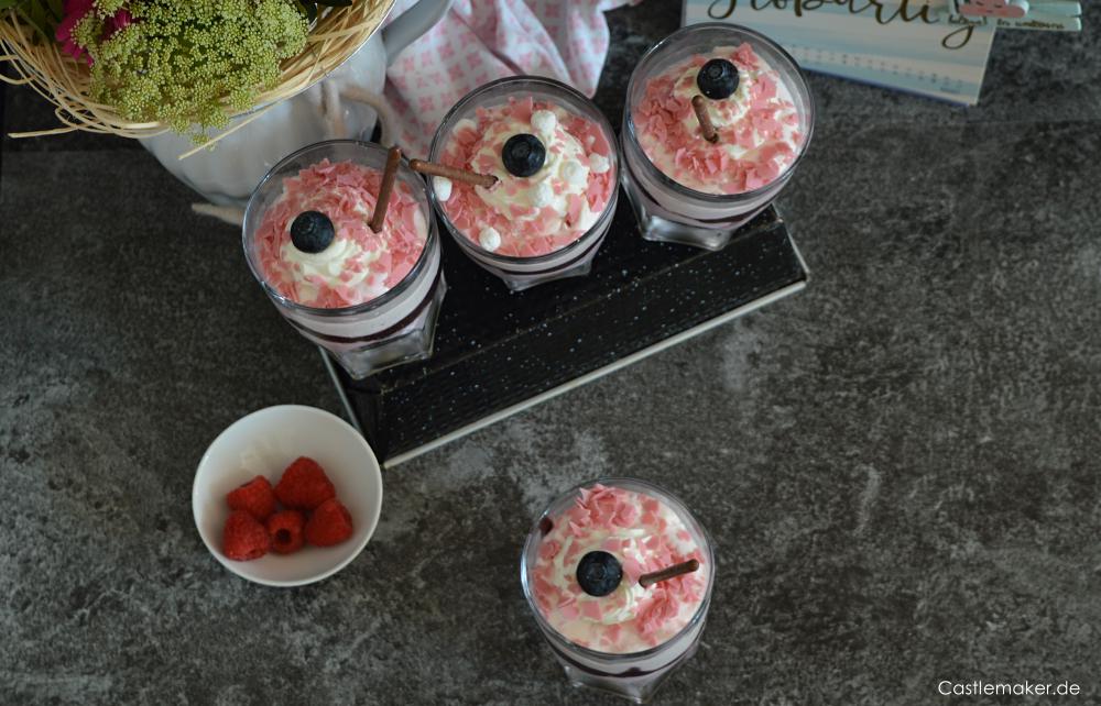 rezept Joghurt-Schichtdessert mit Beerencreme beerendessert joghurtcreme Himbeeren Brombeeren Dessert Castlemaker Lifestyle-Blog