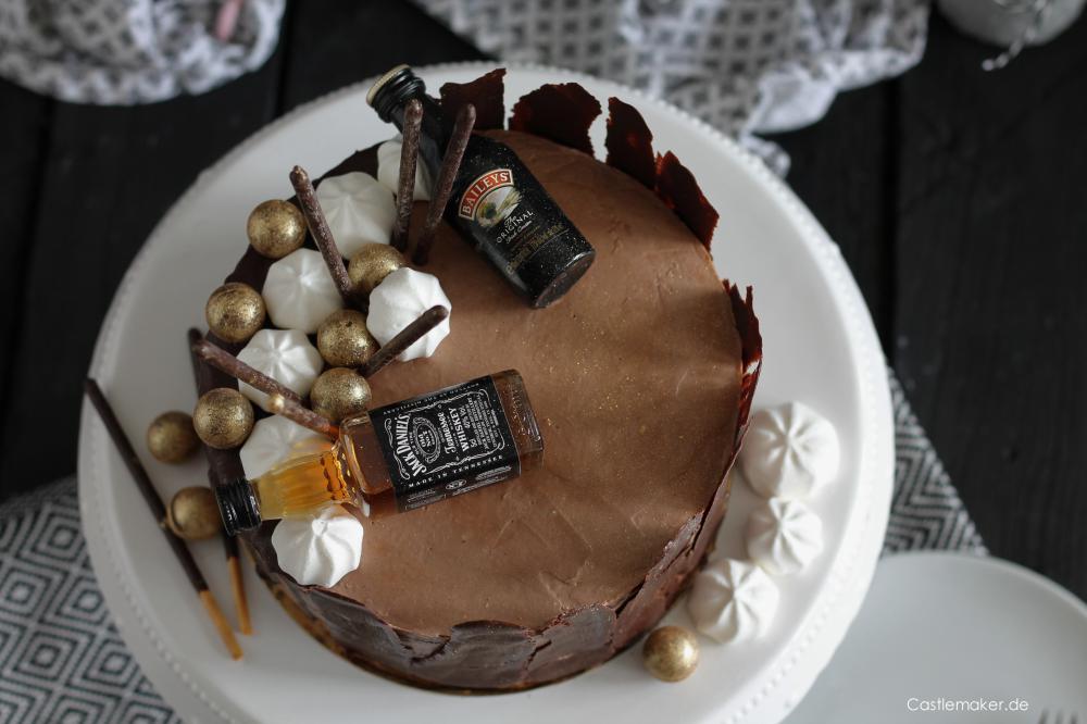 REZEPT für saftige Schokoladen-Whisky-Torte semi naked cake mit Drip jack-daniels-torte maennertorte Castlemaker Lifestyle-Blog Foodblog Torten dekorieren
