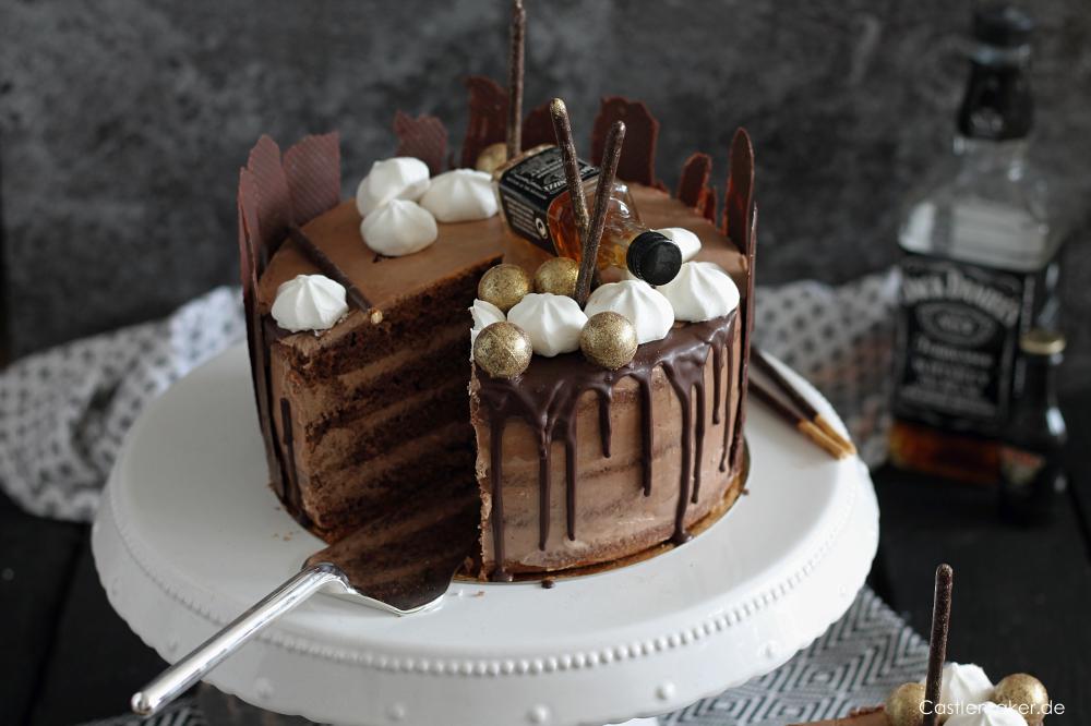 REZEPT für saftige Schokoladen-Whisky-Torte semi naked cake mit Drip jack-daniels-torte maennertorte Castlemaker Lifestyle-Blog Foodblog Torten dekorieren