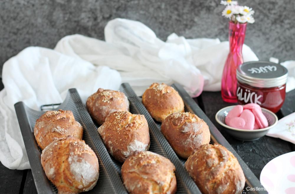 Super knusprige Krustenbrötchen - Krustis selber backen « Castlemaker ...