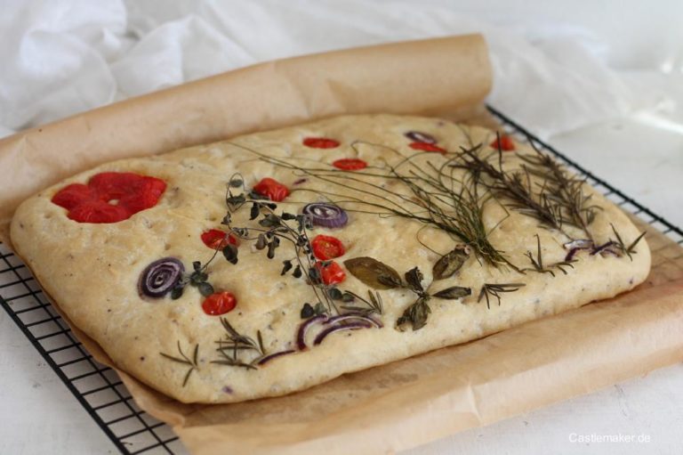 Luftige Focaccia selber backen - Focaccia Garden Foodtrend 2020 ...