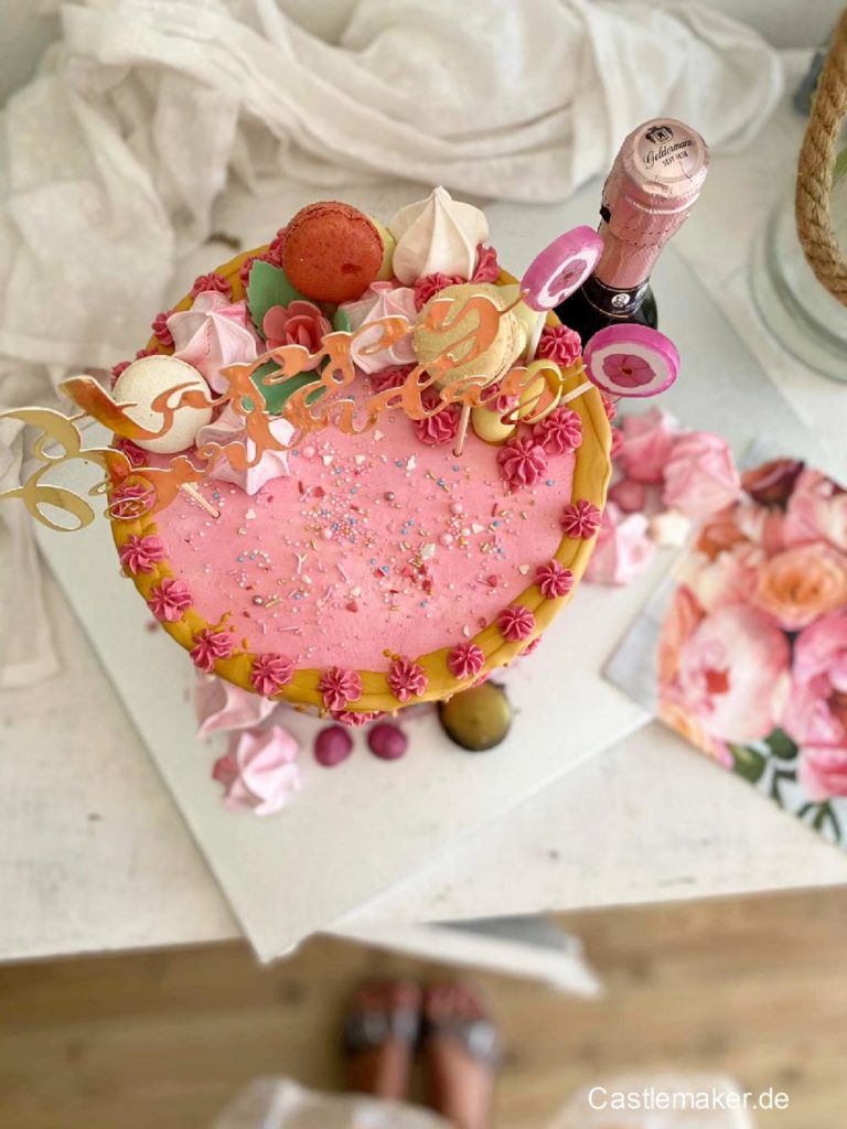 Fruchtige Himbeertorte mit goldenem Drip - Geburtstagstorte in rosa & gold Rezept Castlemaker Foodblog aus Baden