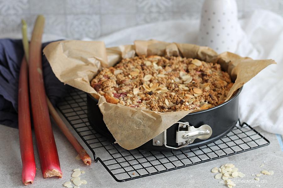 rhabarber-mandelkuchen mit marzipan-zimt-streuseln rezept castlemaker foodmagazin