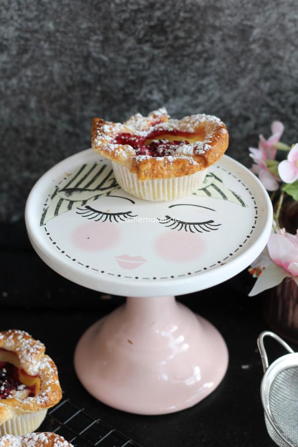 Kaesekuchenmuffins mit Blaetterteig & Beeren - fertig in 45 Minuten - Castlemaker Foodblog
