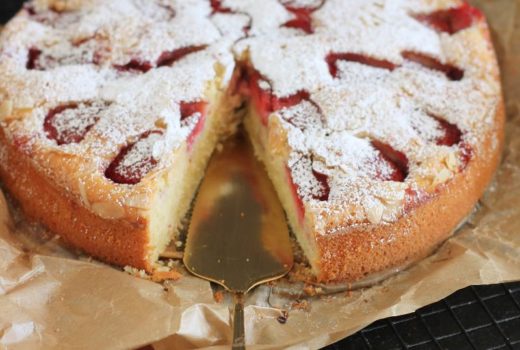 saftiger erdbeerkuchen aus ruehrteig mit creme fraiche versunkener erdbeerkuchen castlemaker foodbloggerin schwarzwald