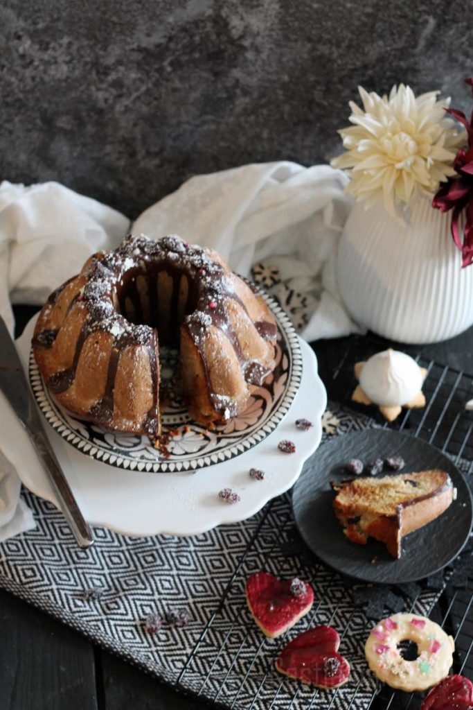 Super saftiger Marzipan-Gugelhupf mit Cranberries - Adventskuchen ... Super saftiger Marzipan-Gugelhupf mit Cranberries - Adventskuchen ...